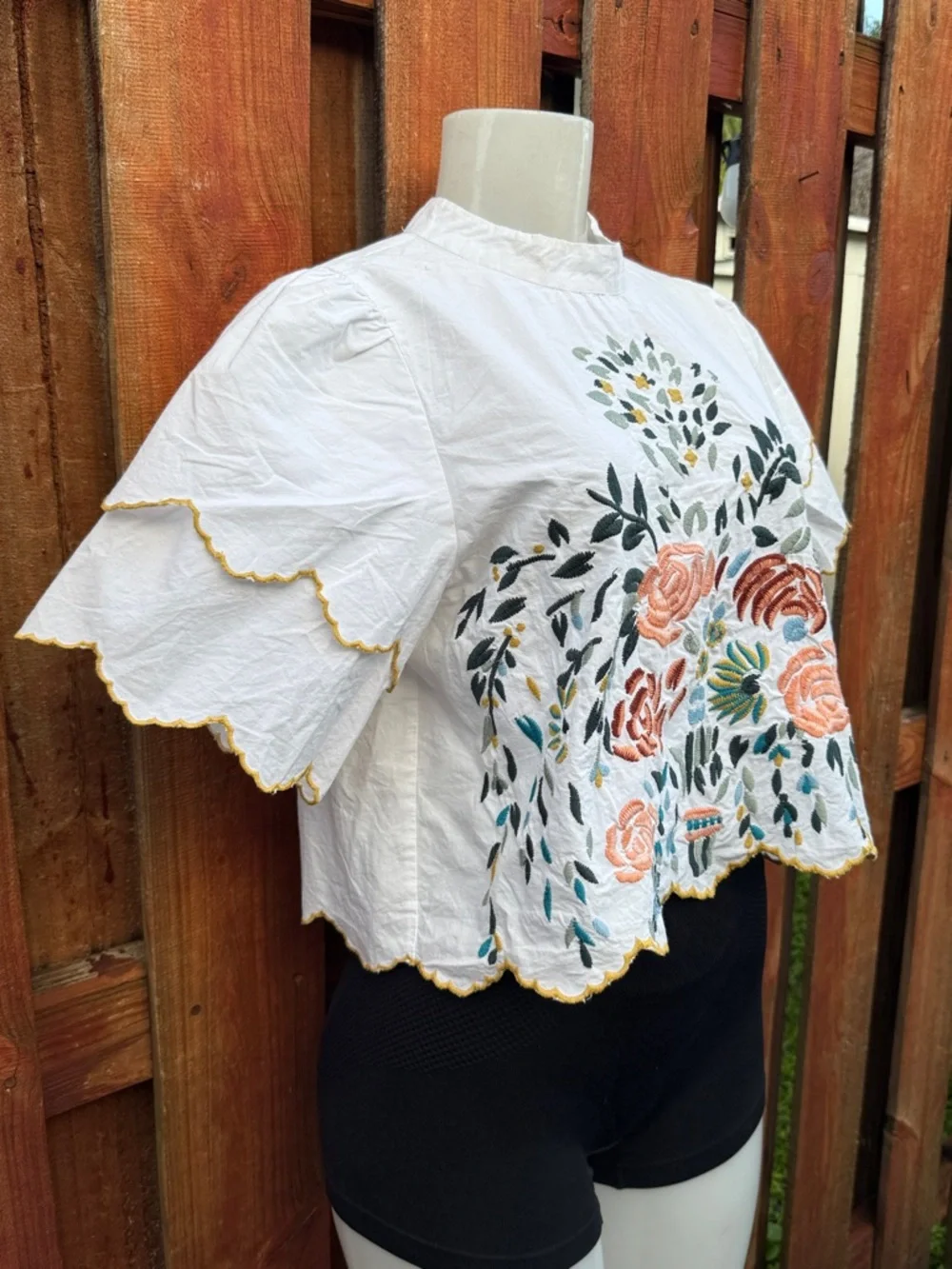 Zara White Embroidered Floral Puff-Sleeve Top with Peach Accents Size L